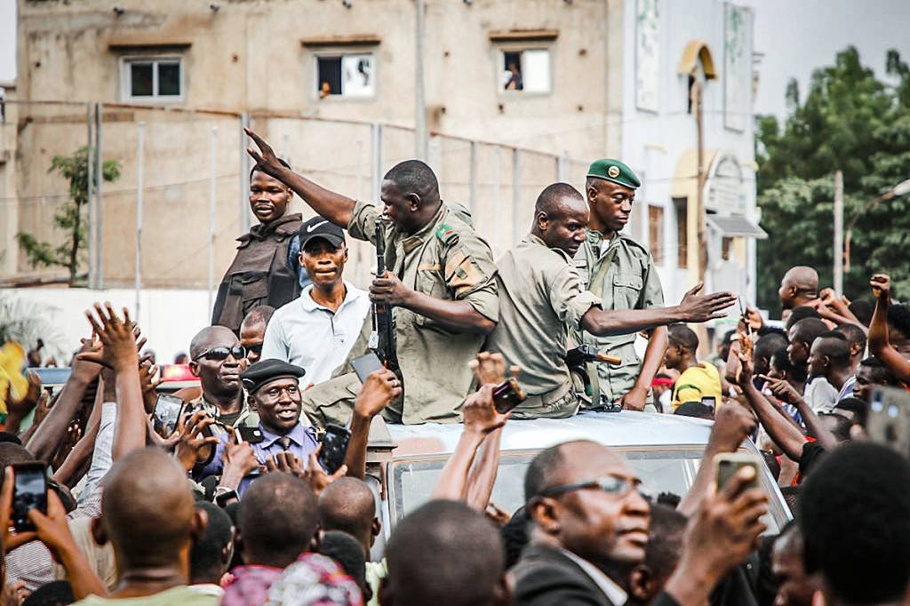 Soldados rebeldes na capital Bamako nesta terça-feira, 18: golpe militar derrubou governo do Mali (John Kalapo/Getty Images)