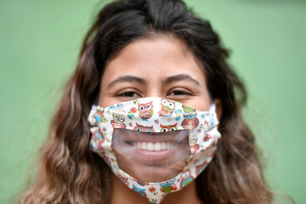 Máscaras transparentes: avanço para pessoas com deficiência auditiva
