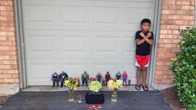 O menino Kian Westbrook, de 7 anos, faz homenagem a Chadwick Boseman (Arquivo Pessoal/Reprodução/Reprodução)