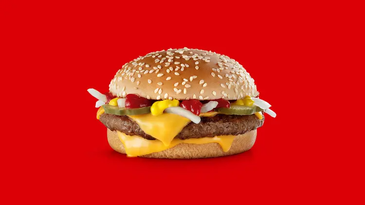 Quarteirão com queijo: sanduíche pode ser retirado de graça em promoção (McDonald's/Divulgação)