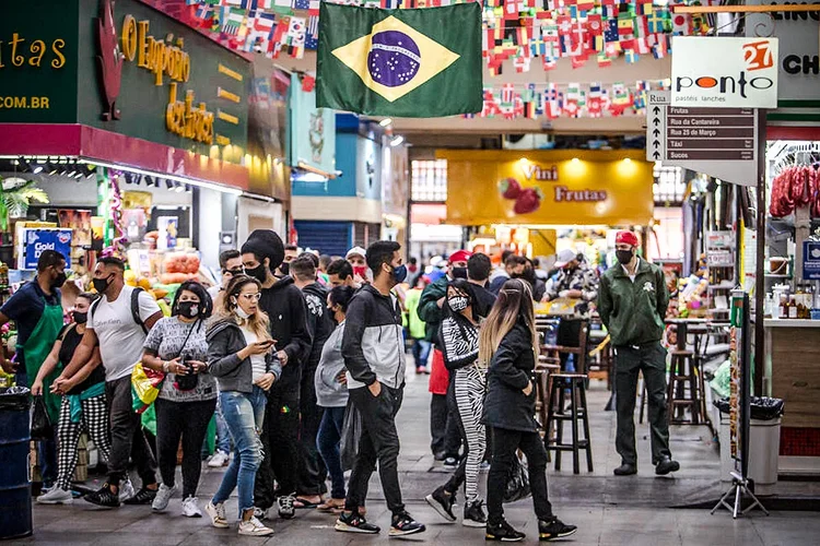 Pessoas de máscaras em São Paulo: mercado prevê queda de 5,6% do PIB em 2020 (Jonne Roriz / Bloomberg/Getty Images)