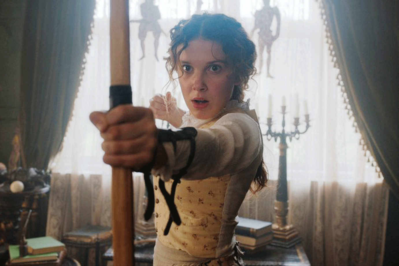 Millie Bobby Brown vive irmã de Sherlock em "Enola Holmes"; veja trailer