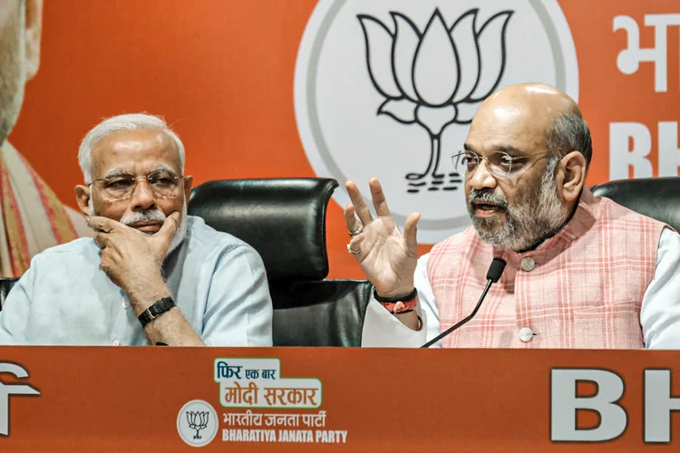 Amit Shah (à dir.), ministro do Interior, ao lado do premiê indiano Narendra Modi: hospitalizado por coronavírus (T. Narayan/Bloomberg/Getty Images)