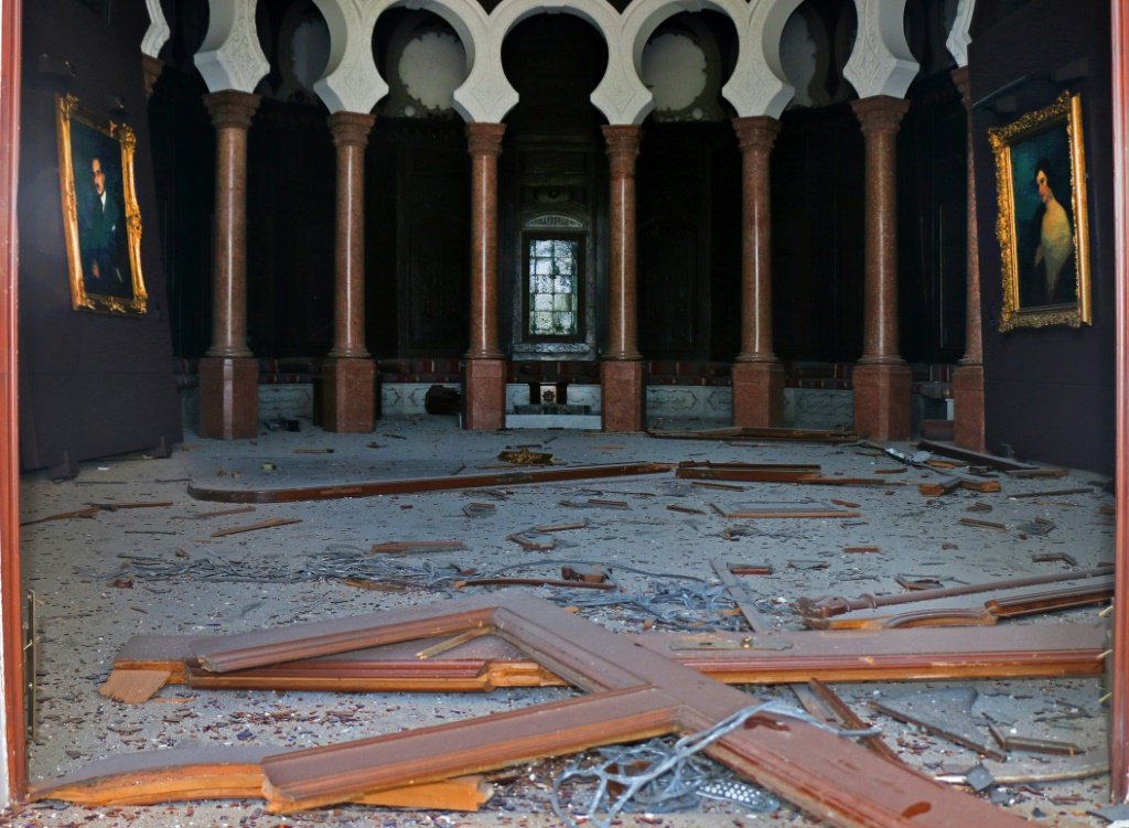 Museu Sursock em Beirute que mostra sua entrada devastada após explosões no porto (afp/AFP)