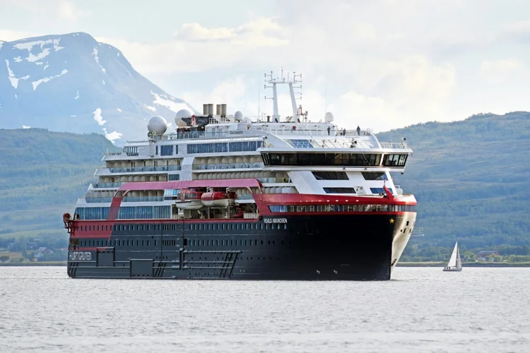 Noruega: navio da MS Roald Amundsen, da empresa de cruzeiros Hurtigrutem, na baía de Tromsø, em 2019 (Divulgação/AFP Photo)