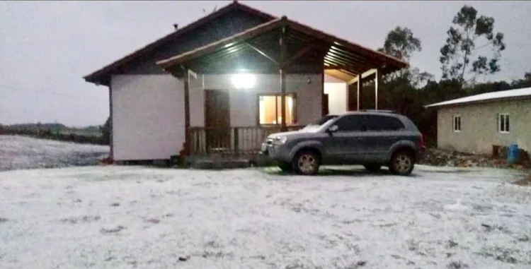 Neve acumula em São Francisco de Paula: entardecer em Campos de Cima da Serra (Juliano Muller Lauxen/Twitter/Reprodução)