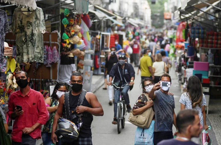 Pessoas em tradicional rua de comércio popular no centro do Rio de Janeiro
 (Lucas Landau/Reuters)