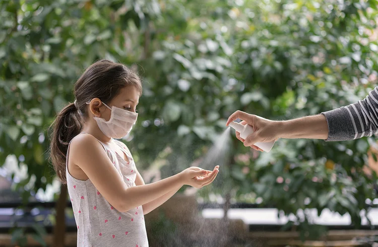 Higienização: máscara e álcool em gel protegem contra outras doenças respiratórias, não só a covid-19. (ozgurdonmaz/Getty Images)