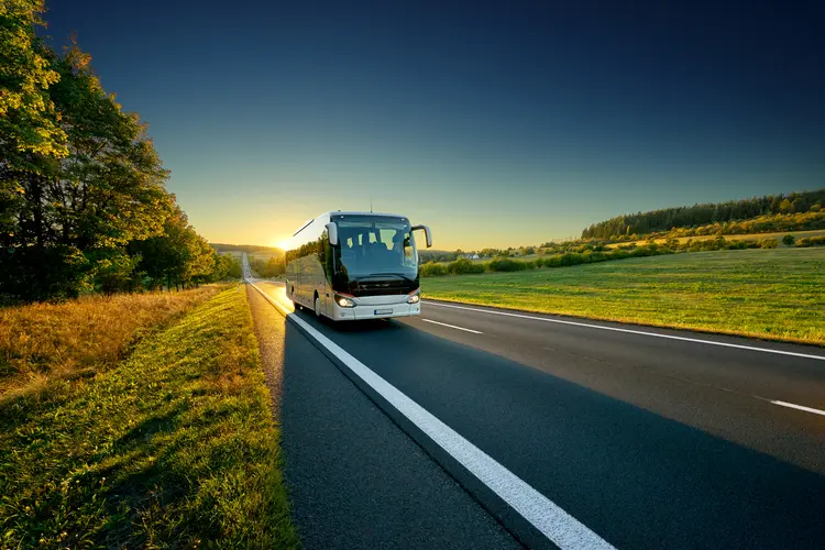 Ônibus: Os senadores decidiram que o operador do serviço deve comprovar requisitos relacionados à acessibilidade, segurança e capacidade técnica, operacional e econômica da empresa para poderem atuar no mercado (Milos Muller/Getty Images)