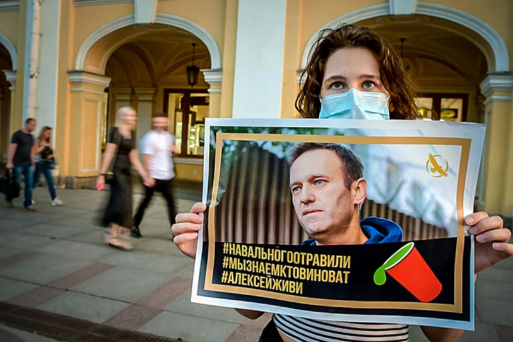 Manifestante com cartaz de Alexei Navalny: opositor agora está em hospital na Alemanha (AFP/AFP)