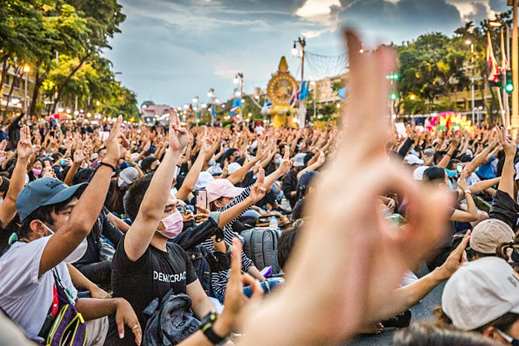 Milhares de pessoas se reuniram em Bangcoc, na Tailândia, em protestos contra o governo (Jonas Gratzer/LightRocket/Getty Images)