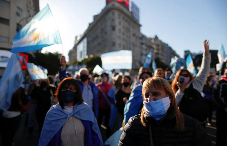 Argentinos protestam contra o governo: PIB deve cair 12% este ano enquanto incêndios devastam Córdoba (Agustin Marcarian/Reuters)