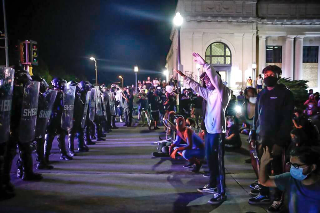 Em 3ª noite de protestos antirracistas, duas pessoas morrem em Wisconsin