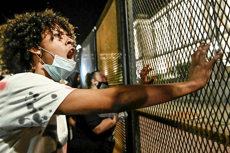 Protestos em Kenosha, no Wisconsin, nesta madrugada: pressão adicional sobre a convenção republicana (Stephen Maturen/Reuters)