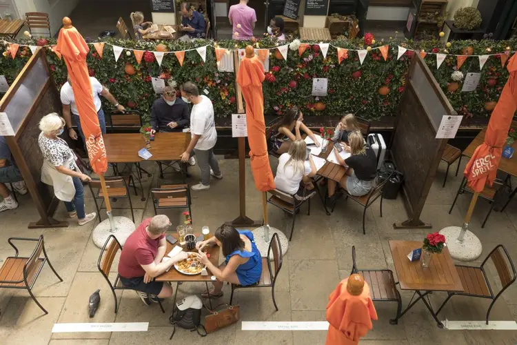 Restaurante em Londres: distanciamento social na reabertura (Bloomberg/Getty Images)