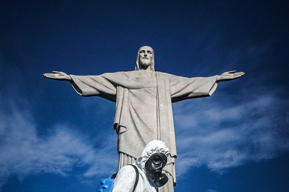 Exército desinfeta o Cristo Redentor no Rio: casos de coronavírus vêm caindo no estado, mas novos picos de contágio são risco à reabertura (Ricardo Moraes/Reuters)