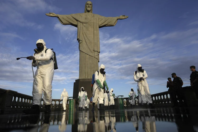 LIMPEZA DO CRISTO ANTES DA REABERTURA: atrações terão esquema de segurança para evitar aglomeração (Ricardo Moraes/Reuters)