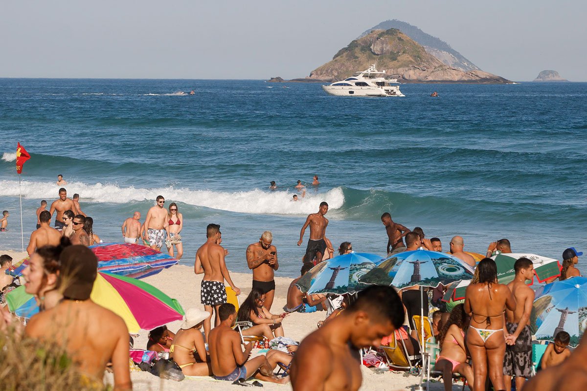 Rio de Janeiro - Com calor e temperaturas acima de 30º neste domingo ensolarado no Rio de Janeiro, máxima prevista de 36º, banhistas enchem a praia da Barra da Tijuca. (Fernando Frazão/Agência Brasil)