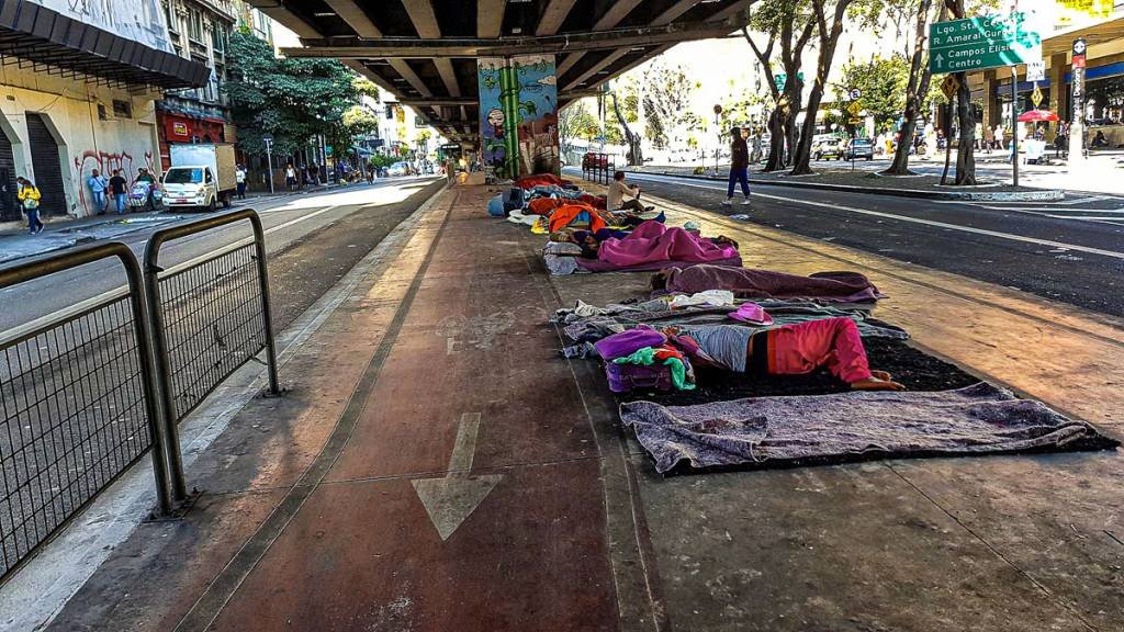 Frio em SP: Prefeitura cria 2 mil vagas em abrigos para moradores de rua