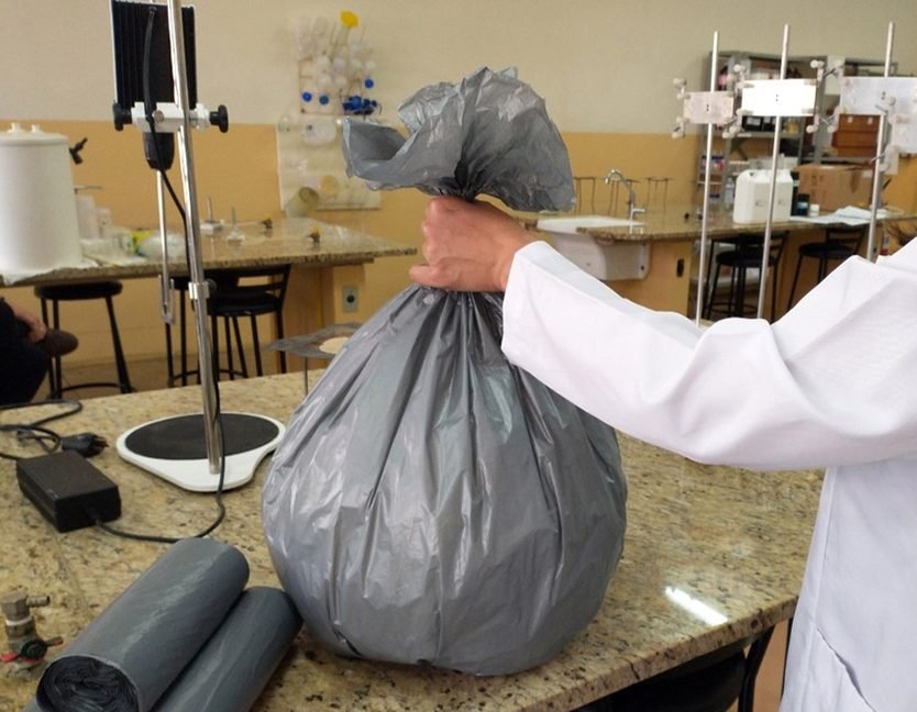 Saco de lixo que elimina coronavírus é aprovado em teste da Unicamp