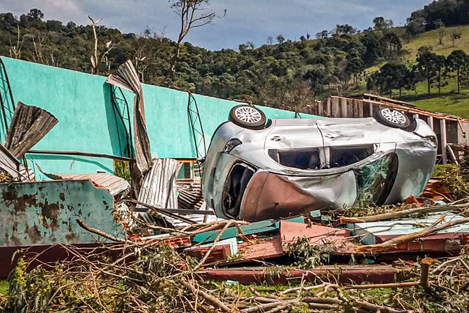 Tempestade em SC afeta 26 cidades e deixa 1 morto e 830 desabrigados