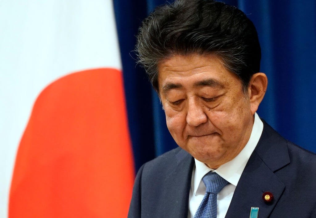 Shinzo Abe voltou a sofrer de colite ulcerosa, uma doença intestinal inflamatória crônica (pool/Getty Images)