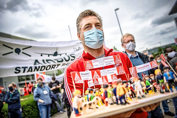 Protesto do IG Metall, sindicato alemão, em frente à Airbus: semana de quatro dias pode ser saída para as demissões, diz grupo (Sina Schuldt/picture alliance/Getty Images)