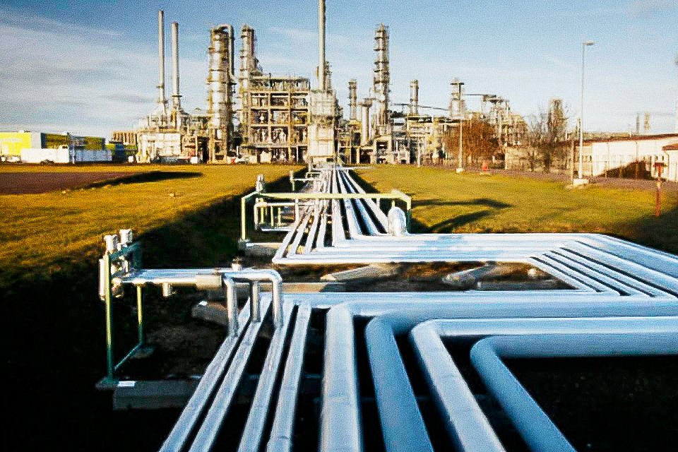 Gasoduto em refinaria de petróleo: texto aprovado na Câmara muda regras federais para garantir abertura do mercado de gás, com mais competição (Katja Buchholz/Getty Images/Getty Images)