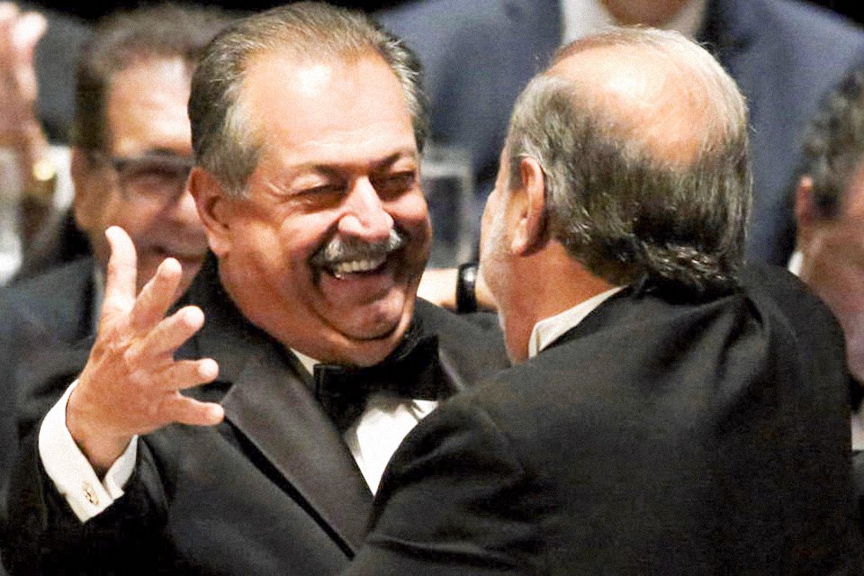Homem mais rico do México financia vacina para ver ‘abraços’
