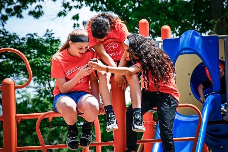 Crianças no TikTok: documentos da empresa vistos pelo NYT revelam que em julho um terço dos usuários tinha menos de 14 anos (Education Images / Colaborador/Getty Images)