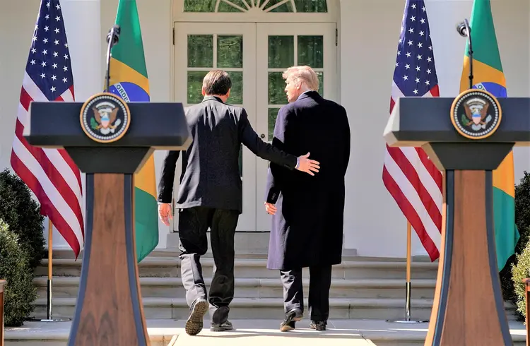 O presidente brasileiro, Jair Bolsonaro, em visita à Casa Branca: nível de confiança dos brasileiros no mandatário americano é baixo (Kevin Lamarque/Reuters)