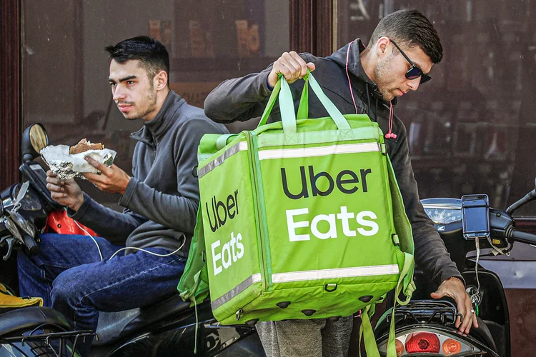 Uber: A empresa explicou que a decisão foi tomada para concentrar esforços na parceria com a Cornershop para entrega de itens de conveniência e mercado (Valentyn Ogirenko/Reuters)