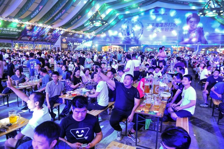 Festival da Cerveja de Qingdao: visitantes ergueram suas canecas sem máscara (AFP/AFP)