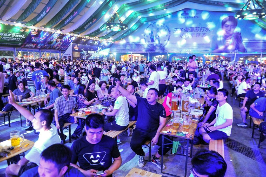 Após conter a pandemia, China celebra festival de cerveja