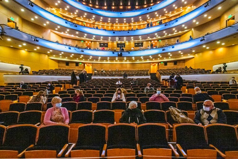 Montevidéu sai na frente e é a primeira capital da região a abrir teatros