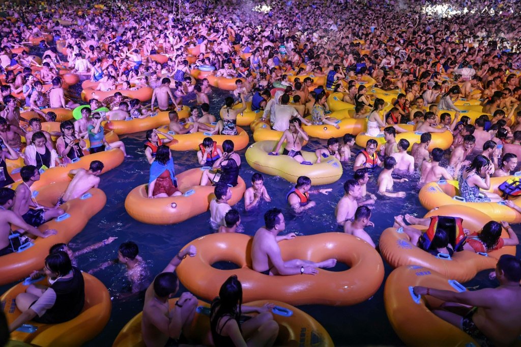 Berço da pandemia, Wuhan tem festa eletrônica com milhares de pessoas
