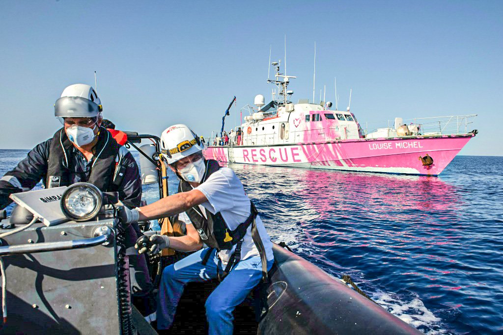 Navio de Banksy pede ajuda após resgate de migrantes no Mediterrâneo