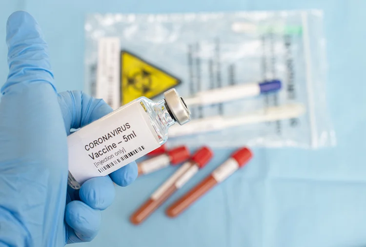 Vacina contra o novo coronavírus: ações da AstraZeneca caíram 2% após paralisação nos testes (Paul Biris/Getty Images)