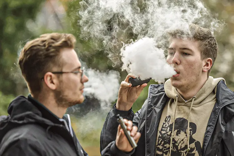 Cigarro eletrônico: adolescentes e jovens adultos que utilizam têm um risco muito maior de serem infectados pela covid-19 (Nick Ansell/Getty Images)