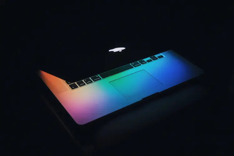MacBook: praga conhecida como Shlayer teria enganado sistema de aprovação de software da Apple (Wesson Wang/Unsplash)