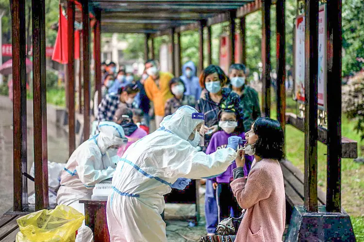 A OMS declarou pandemia no dia 11 de março de 2020 (Aly Song/Reuters)
