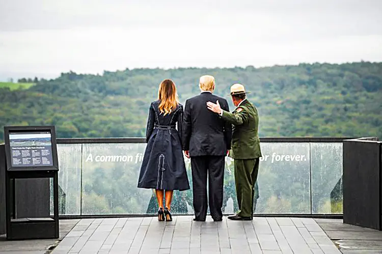 Donald Trump (centro) em visita ao Memorial Nacional do Voo 93, em 2018: avião sequestrado por terroristas tinha como possível alvo o Capitólio, em Washington (Kevin Lamarque/Reuters)