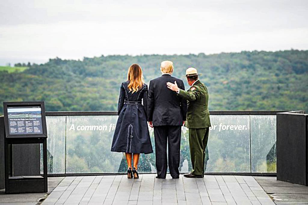 Trump e Biden visitam lugar de ato heroico no atentado de 11 de setembro