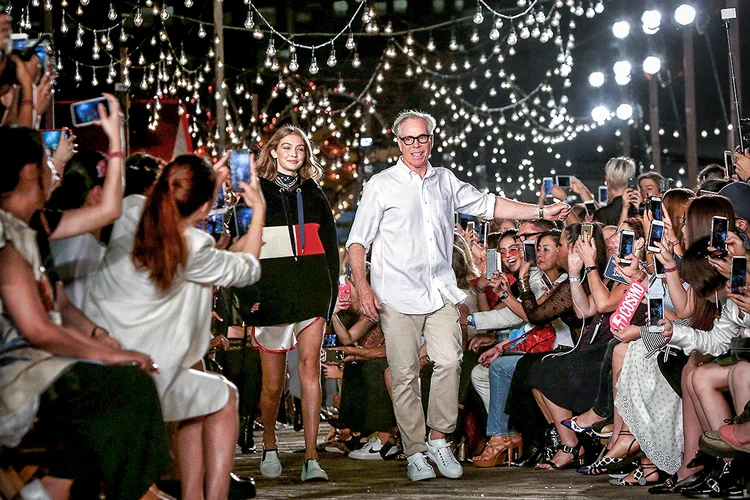 O estilista Tommy Hilfiger, durante lançamento de uma coleção: marca já foi vítima de fake news sobre racismo e homofobia (Andrew Kelly/File Photo/Reuters)
