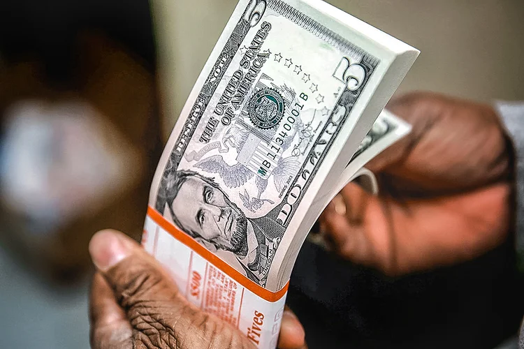 Dólar: perspectiva de menos estímulo fiscal sugere juros mais baixos por mais tempo e um período prolongado de fraqueza do dólar (Gary Cameron/Reuters)