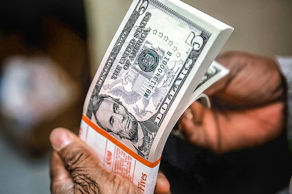 Dólar: vale comprar quando cai abaixo de R$ 5, diz economista do Banco Inter