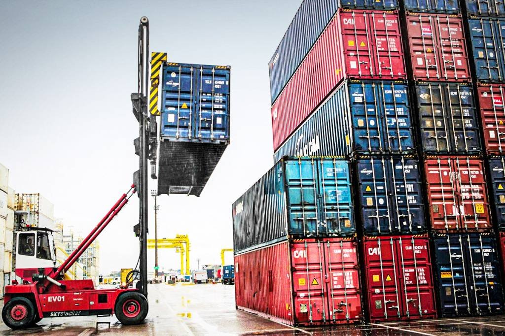 Contêineres em porto de Santa Catarina: com uma queda das importações acentuada, o superávit tende a ser maior, embora a corrente de comércio, que soma as exportações e importações, apresente redução (Paulo Prada/Reuters)