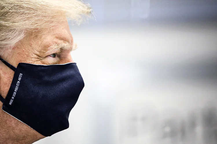 O presidente norte-americano Donald Trump: mandatário deixou hospital para acenar a apoiadores (Carlos Barria/Reuters)