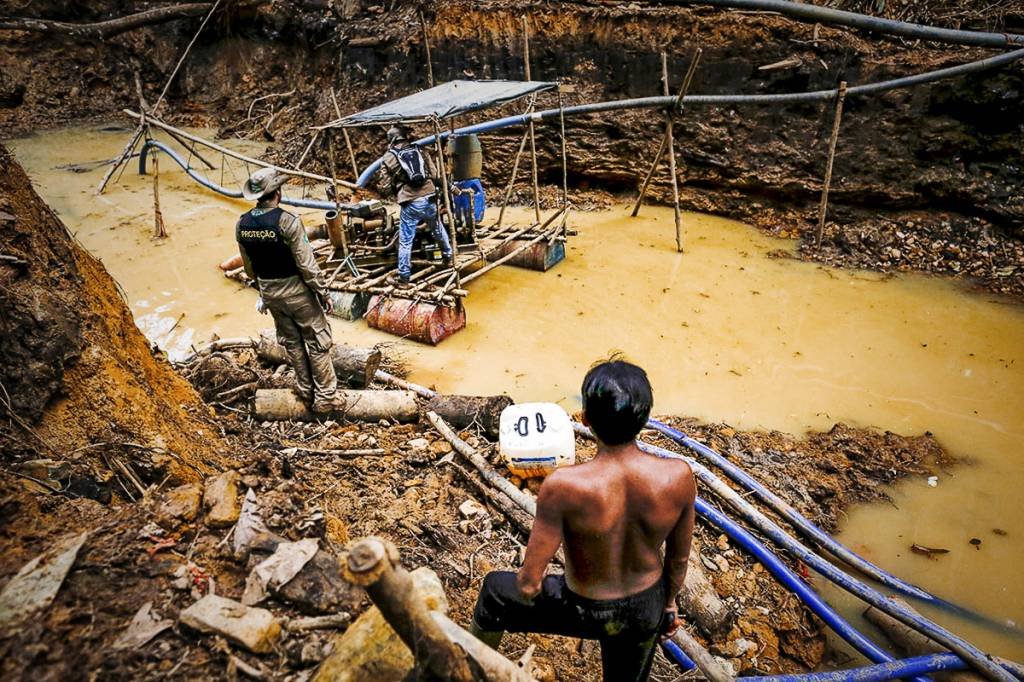 Índio ianomâmi próximo à mina de ouro: dieta do povo indígena é baseada, principalmente, em mandioca, frutas, caça e pesca (Bruno Kelly/Reuters)