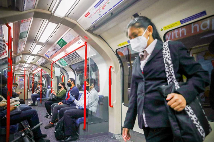 Metrô de Londres: a média diária de casos no Reino Unido chegou a 2.199 na semana passada. É mais que o dobro do visto em junho (Hannah McKa/Reuters)